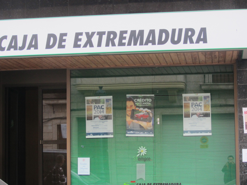 Caja de Extremadura anticipa la cosecha a los agricultores